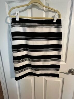 Roz & Ali Black and White Striped Pencil Skirt